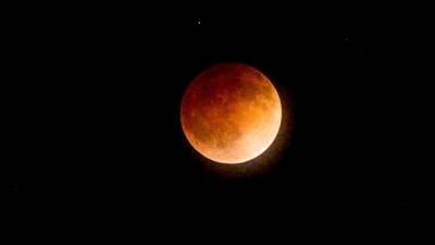 El primer eclipse lunar de la década oscurecerá los cielos la madrugada de este miércoles./