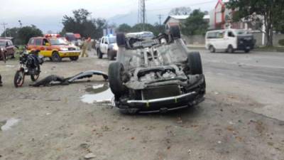 Uno de los carros se dio vuelta por el hoyo que está en la carretera que va de San Pedro Sula a Choloma, Cortés.