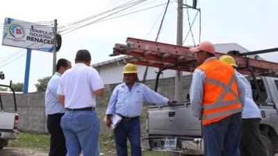 Cuadrillas de la Enee antes de hacer el corte en una empresa. Foto: Yoseph Amaya