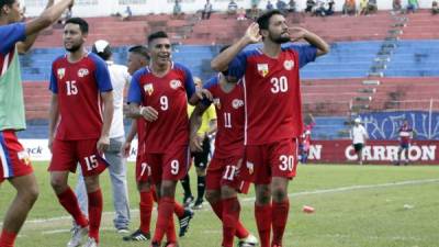 Los jugadores del Gimnástico celebrando uno de los goles del partido. Foto Javier Rosales