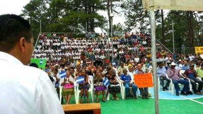 El presidente Hernández fue acompañado por autoridades municipales y de su gabinete ayer en Olancho.