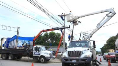 Cuadrillas de la Enee trabajan en mantenimiento en una zona de San Pedro Sula. La Empresa Energía Honduras aún no tiene identificado a su personal en esta ciudad. Foto: Amílcar Izaguirre.