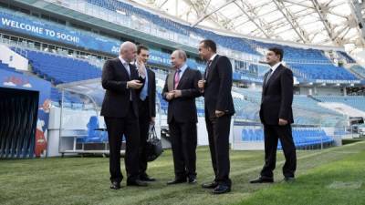 El presidente de Rusia, Vladímir Putin, el presidente de la FIFA, Gianni Infantino, y el gobernador de la región de Krasnodar, Veniamin Kondratyev (2d), visitan las obras de renovación del estadio Fisht en Sochi. Foto EFE/ Alexey Nikolsky / Sputnik / Kremlin