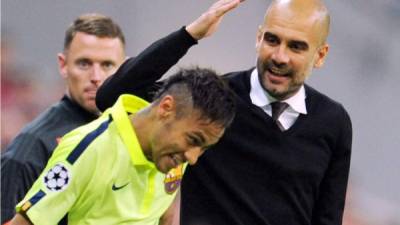 Pep Guardiola bromea con Neymar en un partido entre Bayern Múnich y Barcelona. Foto AFP