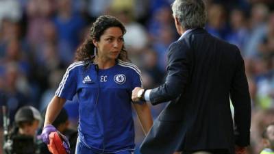 El técnico reaccionó molesto con la encargada de la parte médica del Chelsea, Eva Carneiro.