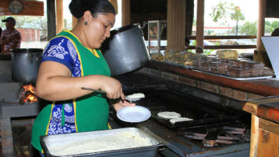 En la atolera Yoselyn se venden a diario cientos de fritas de elote y otra variedad de productos.