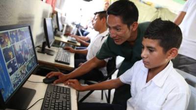 El maestro del año Aurelio Martínez muestra a los estudiantes cómo navegar en internet.