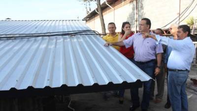 El alcalde Armando Calidonio llegó desde las 7:00 am al centro de comidas del Mercado Medina para inspeccionar los techos recién construidos en el lugar.