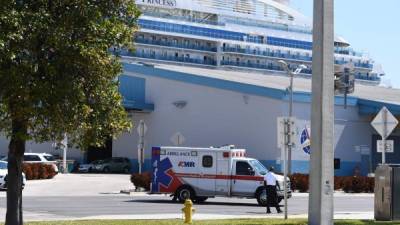 Los pasajeros enfermos con Covid 19 fueron los primeros en desembarcar para ser trasladados a hospitales de Miami./AFP.