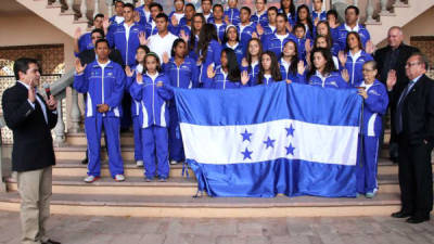 La Selección de Natación de Honduras que participará en abril en el Camex, fue juramentada este miércoles en Casa de Gobierno por el presidente Juan Orlando Hernández.