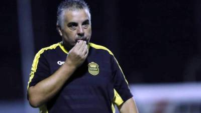 Medidas. El técnico uruguayo Ramiro Martínez mantiene comunicación con los jugadores del Real España para no perder la idea de juego.
