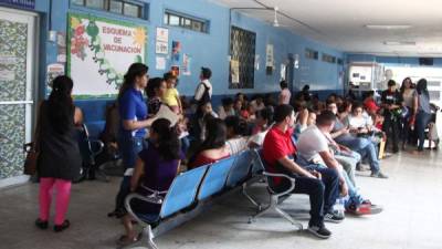 En el centro de salud Miguel Paz Barahona se están aplicando las vacunas a los niños.