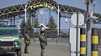 El primer ministro interino de Ucrania, Arseni Yatseniuk, advirtió hoy de que su país 'responderá' si su territorio se ve invadido 'por fuerzas extranjeras'.