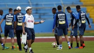 Jorge Luis Pinto dando instrucciones en las prácticas de este día.