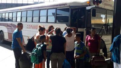 Pasajeros aprovecharon a viajar este día en que abrió la terminal de buses de San Pedro Sula.