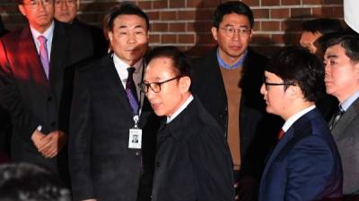 El expresidente surcoreano Lee Myung-bak (c) tras ser arrestado en su domicilio en Seúl, Corea del Sur. EFE