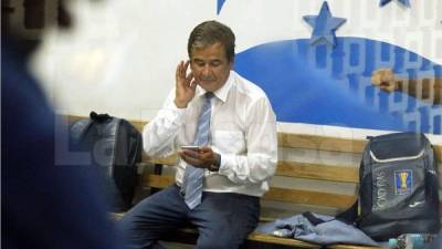Jorge Luis Pinto se fue al vestuario a revisar los resultados de los otros partidos. Foto Neptalí Romero