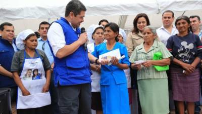 El presidente de Honduras, Juan Orlando Hernández, y la primera dama estuvieron ayer con microempresarias de occidente.
