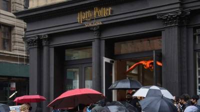 Con túnicas de Hogwarts y sombreros de brujos, cientos de Potterfanáticos bebieron cerveza de mantequilla y posaron para fotos en los zapatos gigantes de Hagrid durante la esperada apertura de la tienda de Harry Potter el jueves en Nueva York. Fotos: AFP