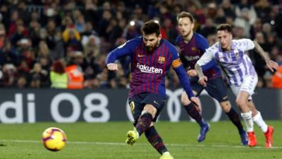 Lionel Messi al momento de lanzar el segundo penal contra el Valladolid. Foto AFP