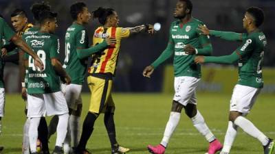 El partido Real España-Marathón no pudo terminarse por pelea de barras. Foto Neptalí Romero