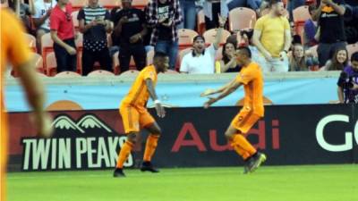 Romell Quioto celebrando el gol de la victoria del Houston Dynamo con Mauro Manotas. Foto Annie Lagos