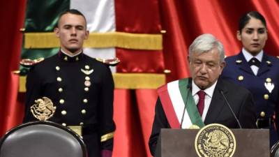 Momentos en que AMLO, el presidente de México, pronunciaba su discurso, atrás el cadete Geovanni Lizárraga.