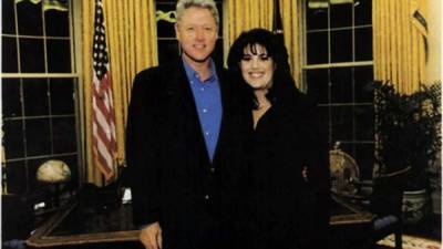 Mónica Lewinsky junto a Bill Clinton en la Casa Blanca.