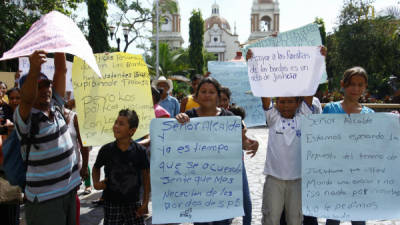 Los afectados protestaron frente a la Municipalidad sampedrana.