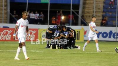 El festejo de los jugadores del Juticalpa contra Olimpia.