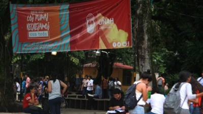 Universitarios en la plaza Froylán Turcios de la Unah-vs.