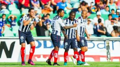 Los jugadores del Monterrey celebrando uno de los goles contra Jaguares.