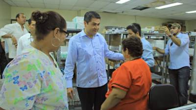 La visita del Presidente Hernández fue sorpresa para empleados y pacientes del Rivas.
