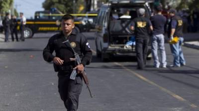 La policía guatemalteca trata de localizar a los fiscales secuestrados la semana pasada.