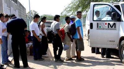 TOPSHOT - A group of migrants from poor Central American countries -mostly Hondurans- moving towards the United States in hopes of a better life, are seen near the U.S. border in Playas de Tijuana, Mexico, on November 13, 2018. - US Defence Secretary Jim Mattis said Tuesday he will visit the US-Mexico border, where thousands of active-duty soldiers have been deployed to help border police prepare for the arrival of a 'caravan' of migrants. (Photo by Guillermo Arias / AFP)