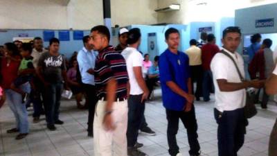 Decenas de personas acudieron este lunes a las oficinas de la Dirección Noroccidental de Tránsito en San Pedro Sula para recuperar sus liucencias de conducir.