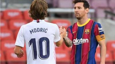 Duelo de '10'. Luka Modric y Lionel Messi se volverán a enfrentar en el clásico Real Madrid-Barcelona.