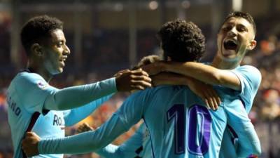 Antony 'Choco' Lozano celebrando con Carles Aleñà el segundo gol del Barcelona B.