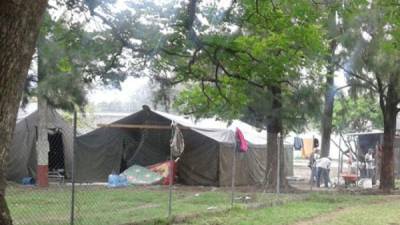 Varios jóvenes del centro Renaciendo permanecen en carpas para evitar enfrentamientos con otros internos.