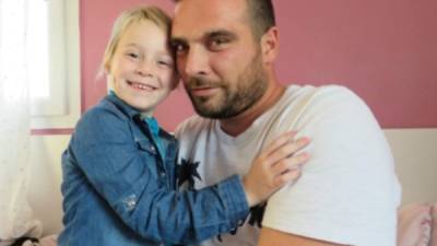 Jonathán junto a su hija de 5 años que sufre de cáncer.