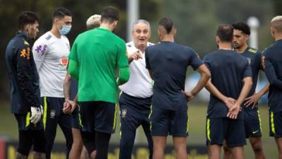 El entrenador de la selección brasileña, Tite, mientras dirige un entrenamiento. Foto EFE
