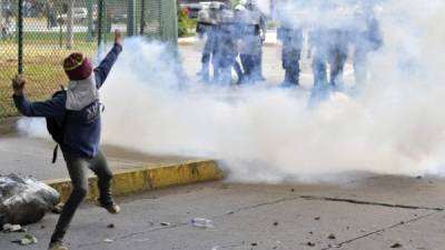 La Policía Nacional Bolivariana (PNB) reprimió hoy una marcha de los estudiantes universitarios, que con el apoyo del resto de la sociedad civil, reclamaban al Gobierno de Nicolás Maduro por la severa crisis económica que azota a ese país.
