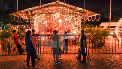 Las personas que visitan el parque central de San Pedro Sula ya pueden disfrutar de un ambiente colorido y navideño.
