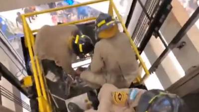 Bomberos rescatan a varias personas que quedaron atrapadas dentro de un elevador en un centro comercial de San Pedro Sula.