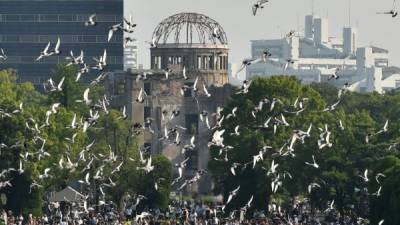 Miles de personas se reunieron en la plaza de la ciudad de Hiroshima para conmemorar el 70 aniversario del ataque nuclear que dejó cientos de miles de muertos.