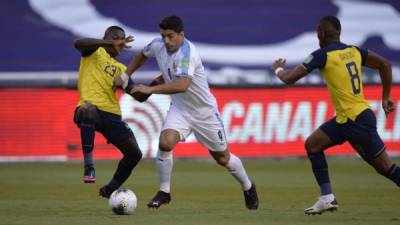 Luis Suárez anotó un doblete, pero no pudo evitar la derrota de Uruguay ante Ecuador. Foto AFP.