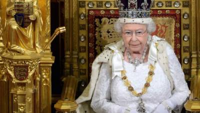Desde hace más de 60 años, Isabel II de Inglaterra luce la corona en la apertura del parlamento británico, siempre en el mes de mayo.
