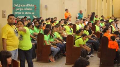 Los estudiantes, padres de familia y docentes abarrotaron la catedral San Pedro Apóstol. Foto: Wendell Escoto