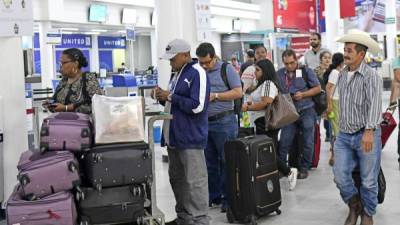 Tráfico. Viajeros en la terminal aérea sampedrana. Ya comenzó a aumentar el tráfico. Foto: Amílcar Izaguirre