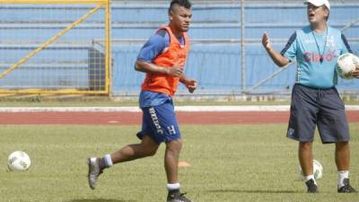 Mario durante los ensayos de hoy en el césped del estadio Olímpico de San Pedro Sula.